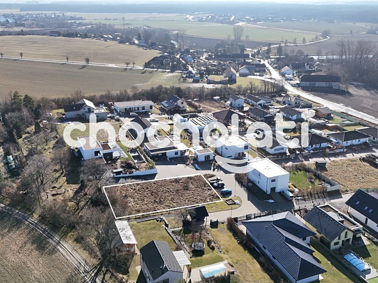 Prodej stavebního pozemku 842 m² - foto 1