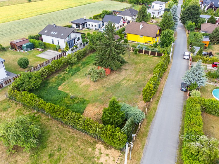 Prodej stavebního pozemku 1 300 m² - foto 1