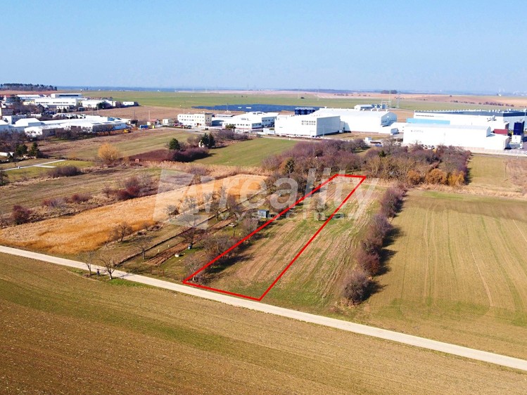 Prodej stavebního pozemku 2 719 m² - foto 1