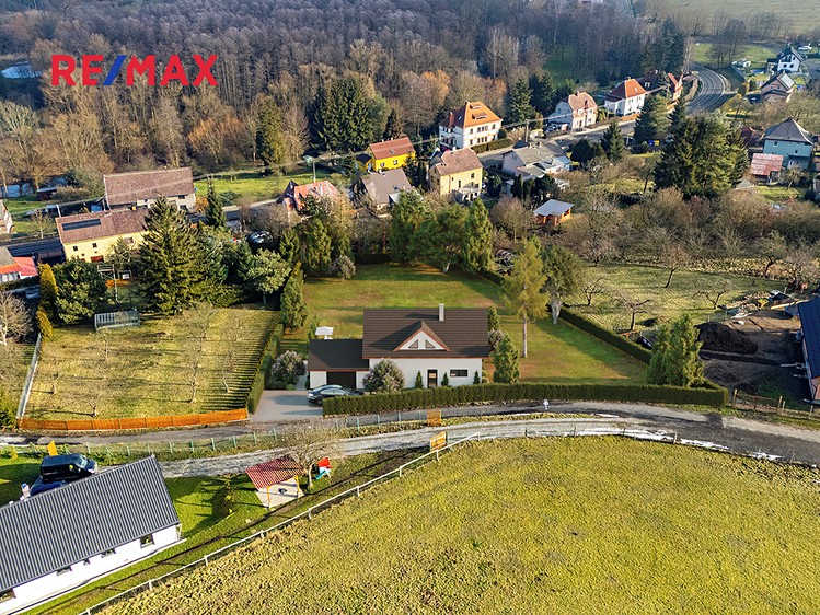 Prodej stavebního pozemku 2 413 m² - foto 1