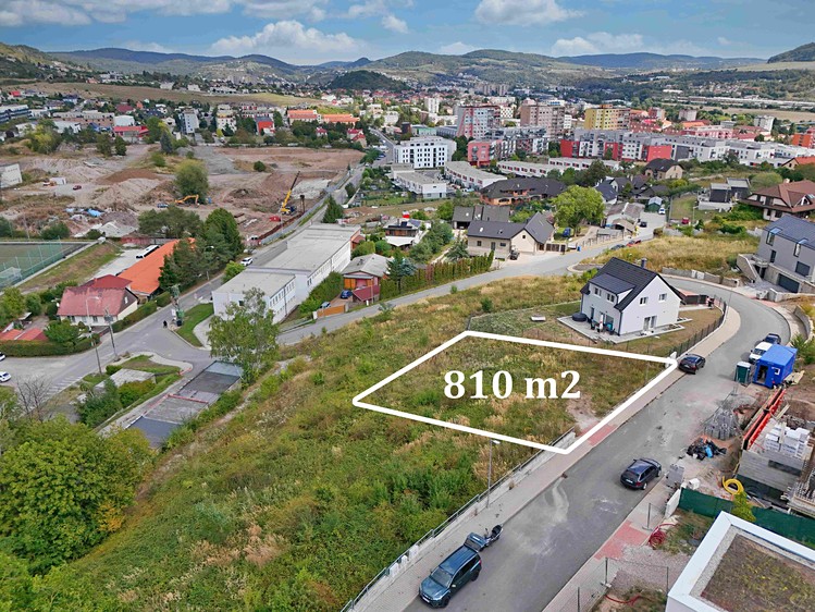 Prodej stavebního pozemku 810 m² - foto 1