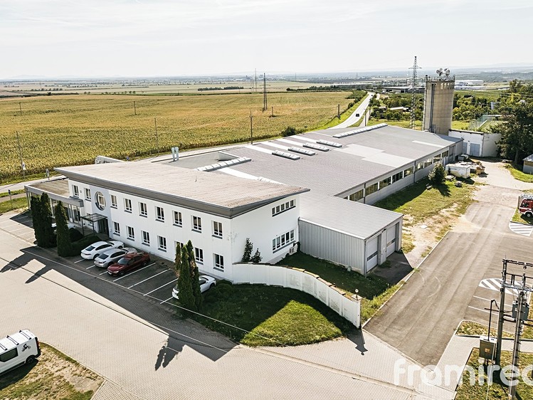 Pronájem výrobní haly, prostoru 4 030 m² - foto 1