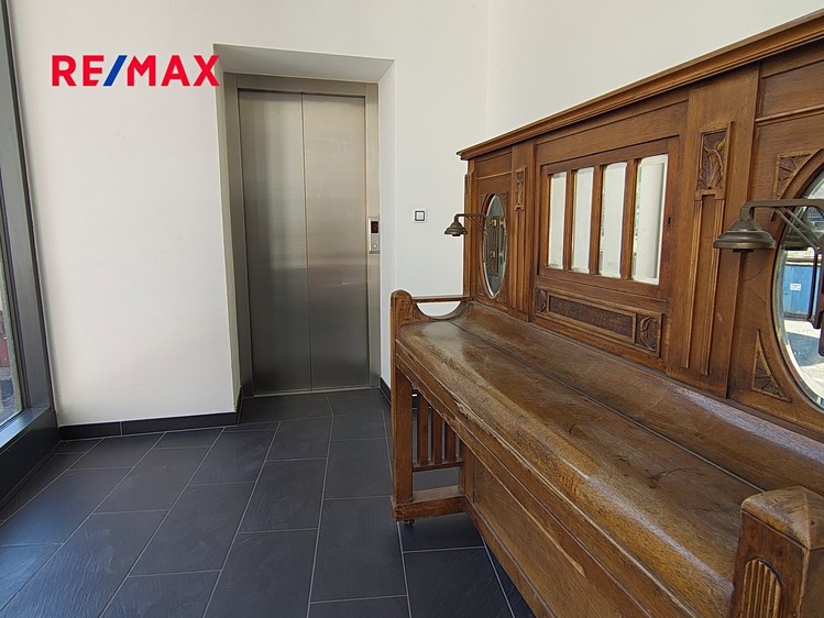 Pronájem kanceláře 228 m² - foto 1