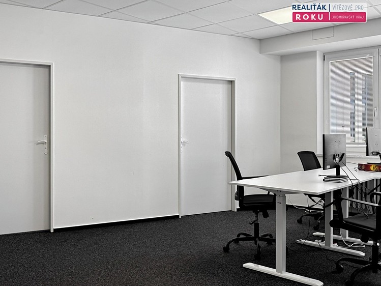Pronájem kanceláře 92 m² - foto 1