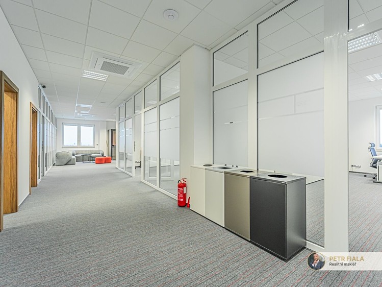 Pronájem kanceláře 258 m² - foto 3