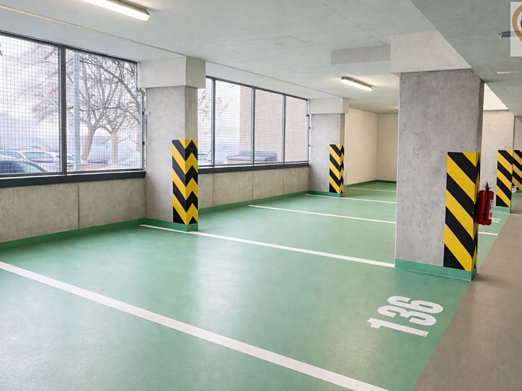 Prodej garážového stání 15 m² - foto 1