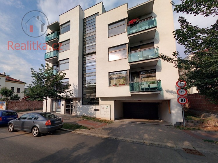 Prodej garážového stání 18 m² - foto 1