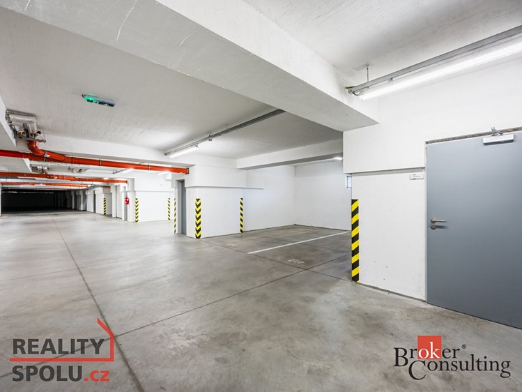 Prodej garážového stání 14 m² - foto 1