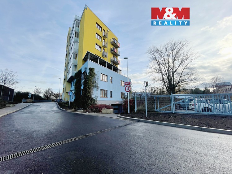 Prodej garážového stání 15 m² - foto 1