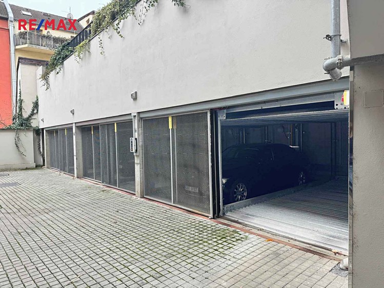 Prodej garážového stání 13 m² - foto 1