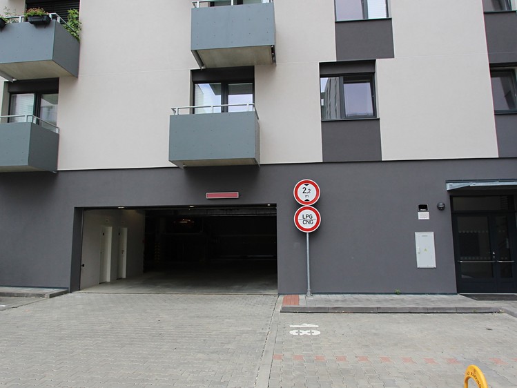 Pronájem garážového stání 15 m² - foto 4