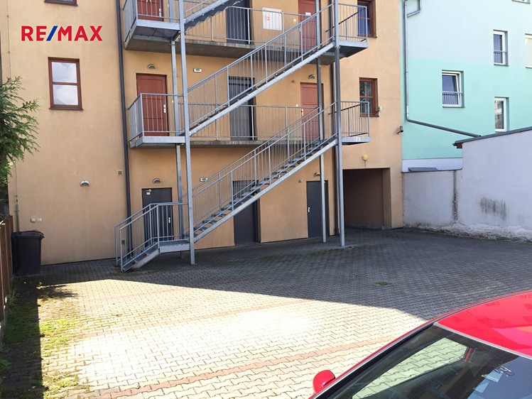Pronájem garážového stání 20 m² - foto 1