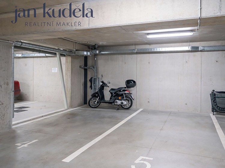 Pronájem garážového stání 18 m² - foto 1