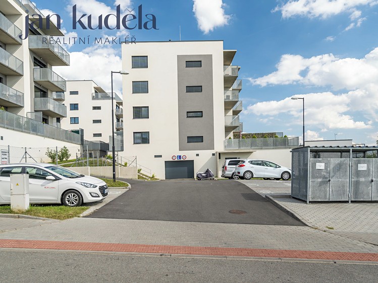 Pronájem garážového stání 18 m² - foto 2