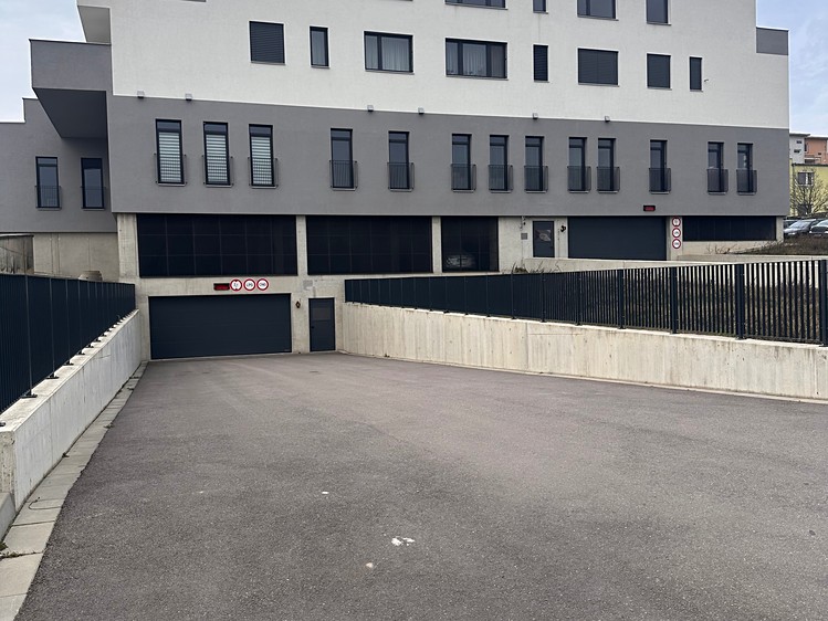 Pronájem garážového stání 17 m² - foto 1
