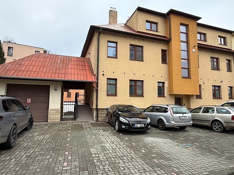 Pronájem garážového stání 18 m² - foto 1