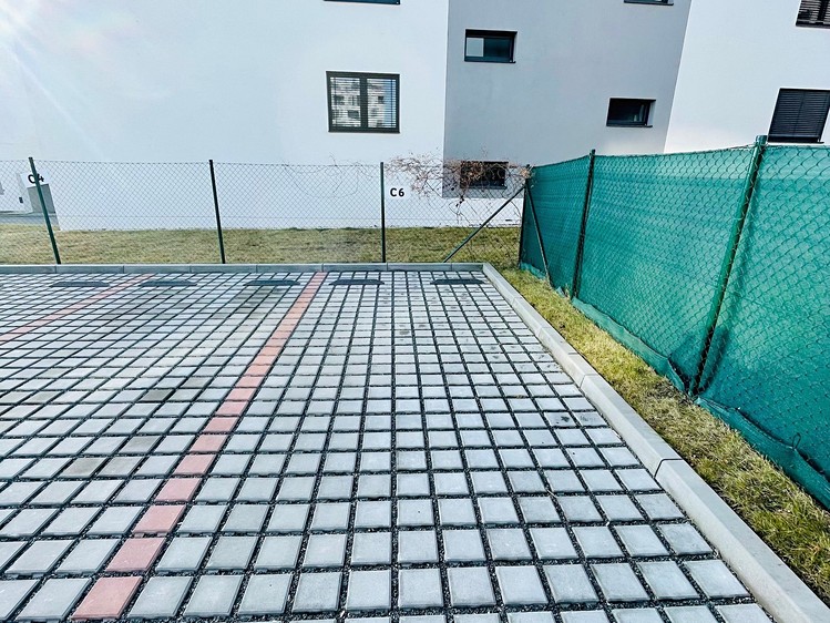 Pronájem garážového stání 14 m² - foto 1