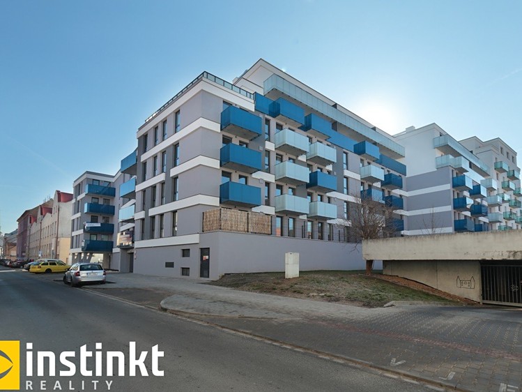 Pronájem garážového stání 20 m² - foto 1