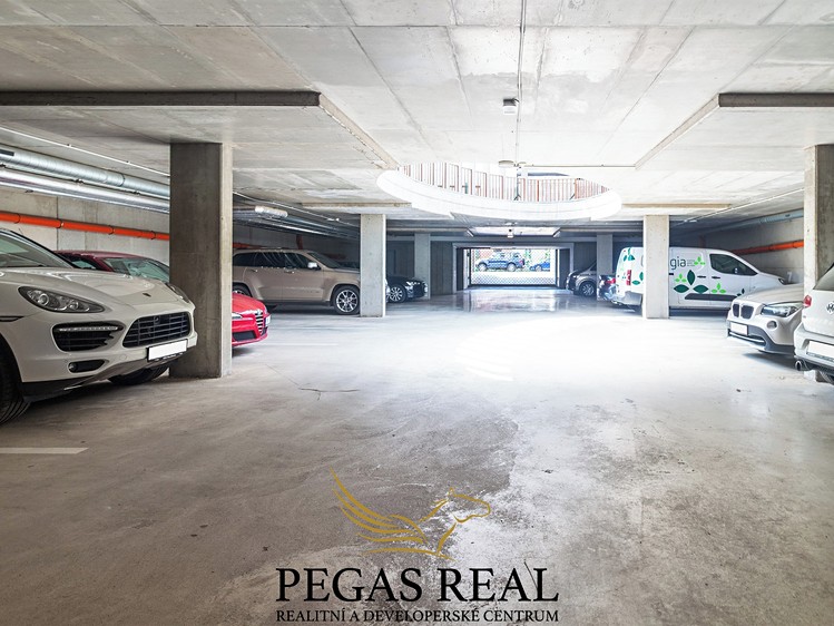 Pronájem garážového stání 13 m² - foto 3