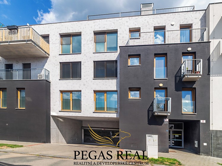 Pronájem garážového stání 13 m² - foto 4