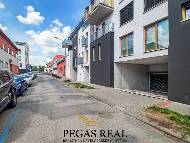 Pronájem garážového stání 13 m² - foto 5
