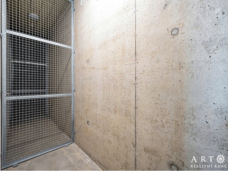 Pronájem garážového stání 12 m² - foto 4