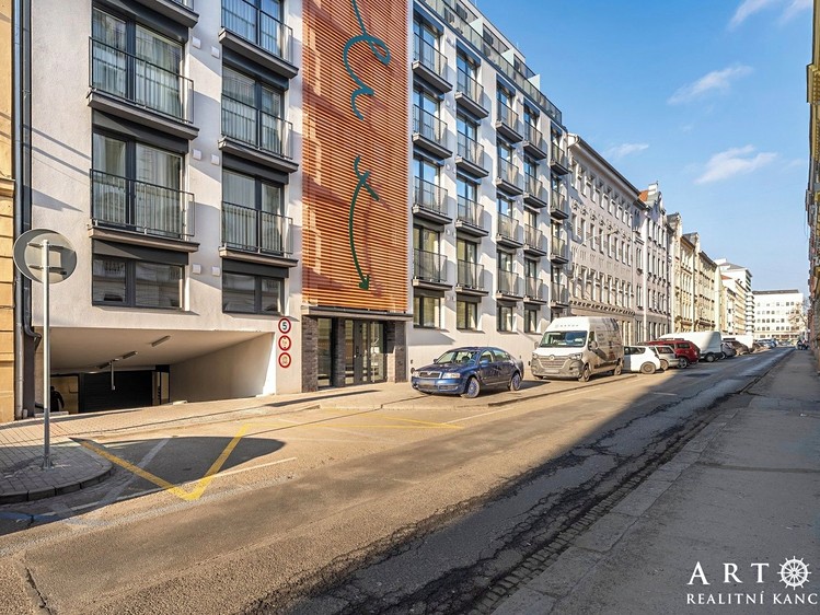 Pronájem garážového stání 12 m² - foto 1