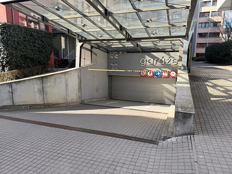 Pronájem garážového stání 13 m² - foto 1