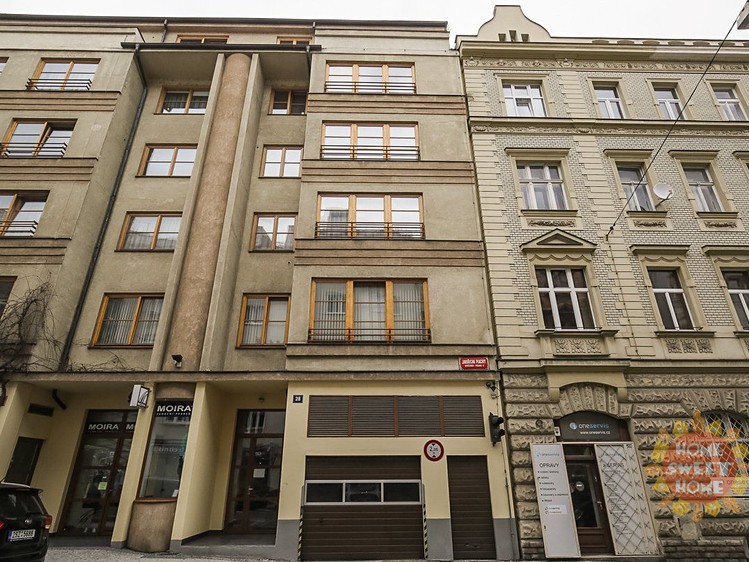 Pronájem garážového stání 15 m² - foto 3