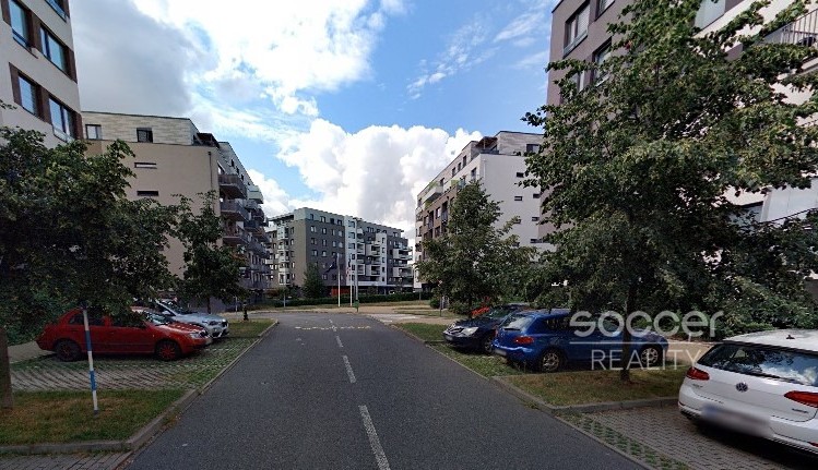 Pronájem garážového stání 15 m² - foto 1