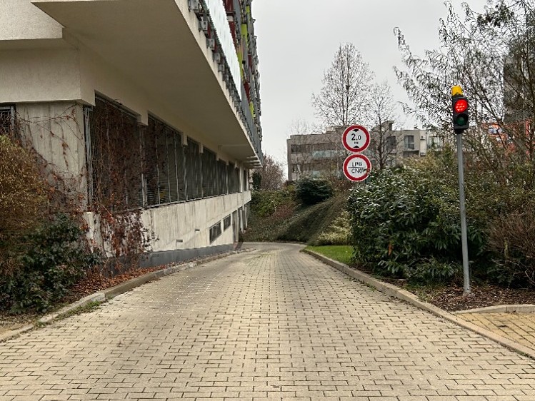 Pronájem garážového stání 15 m² - foto 2