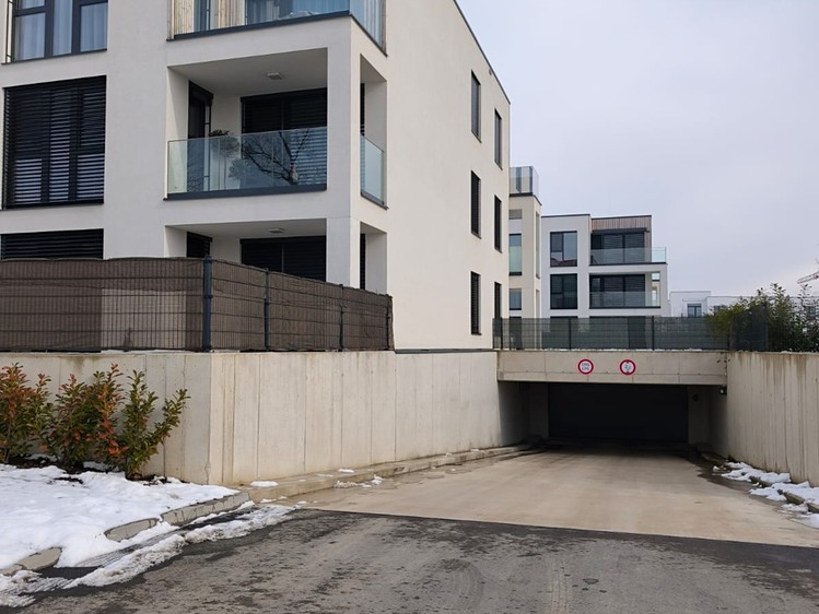 Pronájem garážového stání 17 m² - foto 1