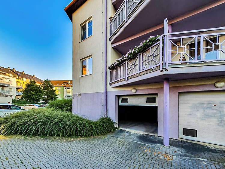 Pronájem garážového stání 18 m² - foto 1