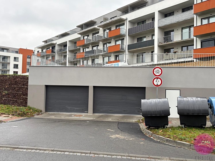 Pronájem garážového stání 13 m² - foto 1