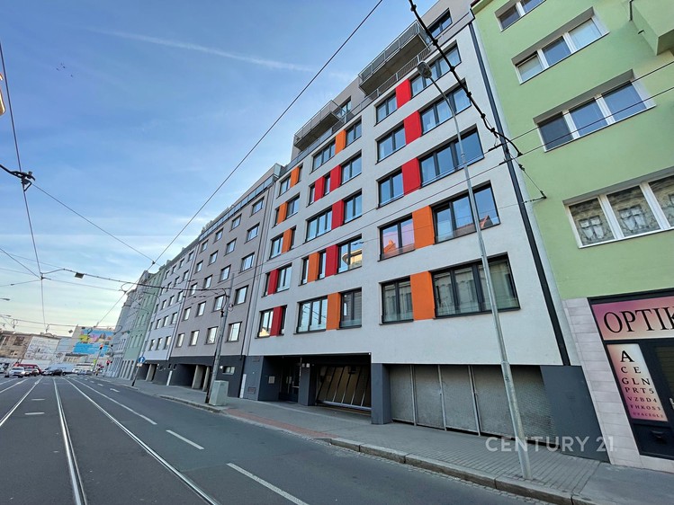 Pronájem garážového stání 13 m² - foto 1