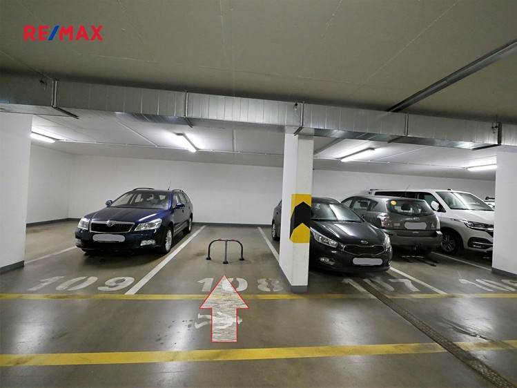 Pronájem garážového stání 16 m² - foto 1