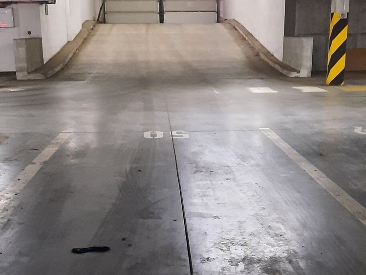 Pronájem garážového stání 15 m² - foto 1