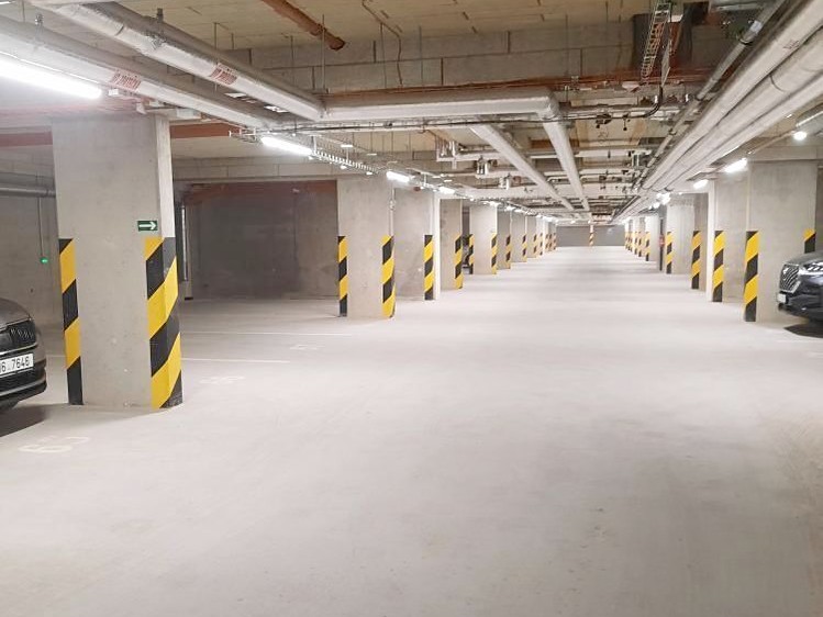 Pronájem garážového stání 21 m² - foto 1