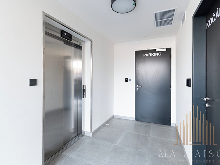 Pronájem garážového stání 13 m² - foto 4