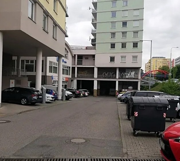 Pronájem garážového stání 17 m² - foto 1