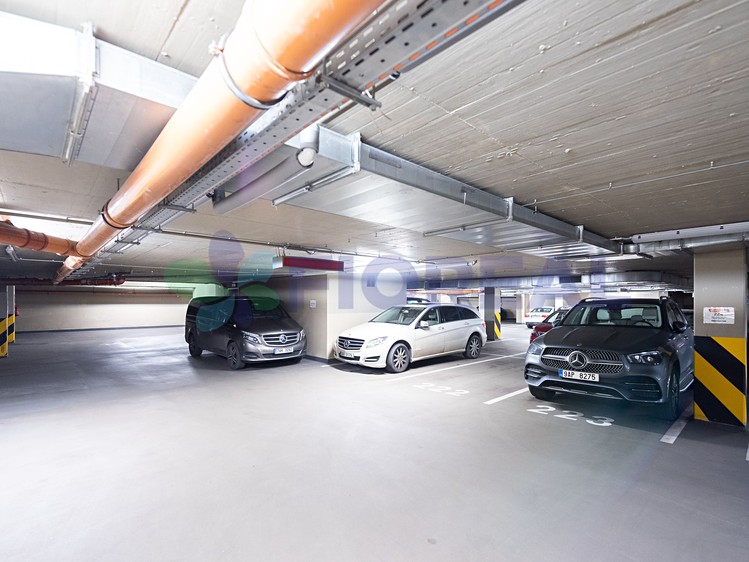 Pronájem garážového stání 18 m² - foto 1