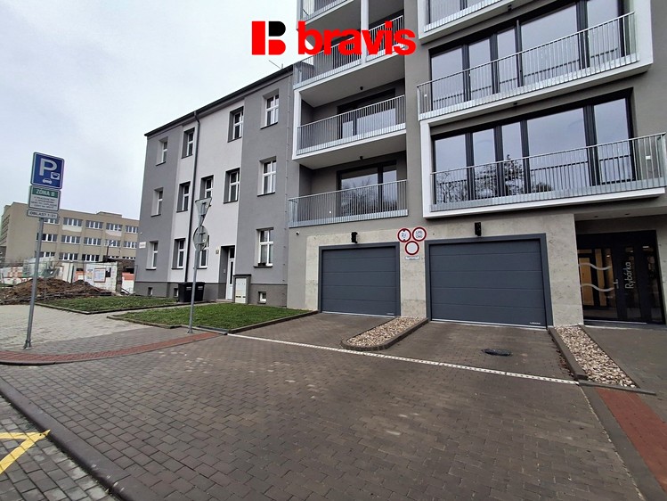 Pronájem garážového stání 15 m² - foto 1