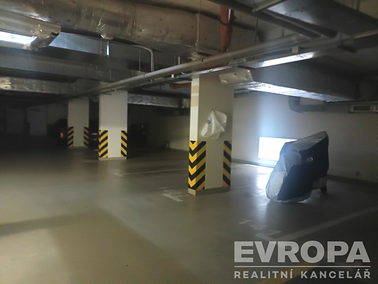 Pronájem garážového stání 18 m² - foto 4