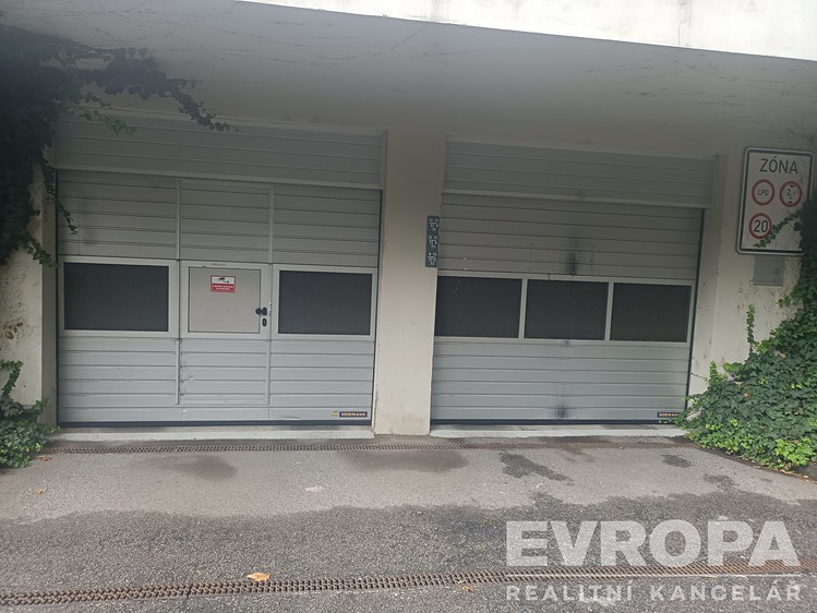 Pronájem garážového stání 18 m² - foto 1