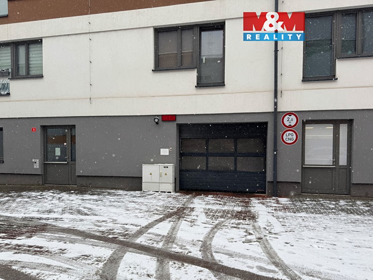 Pronájem garážového stání 18 m² - foto 1