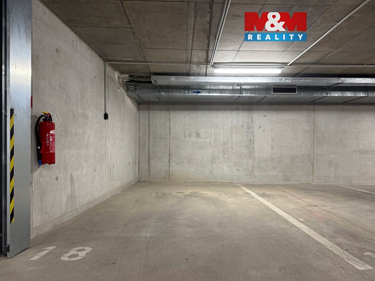 Pronájem garážového stání 18 m² - foto 1