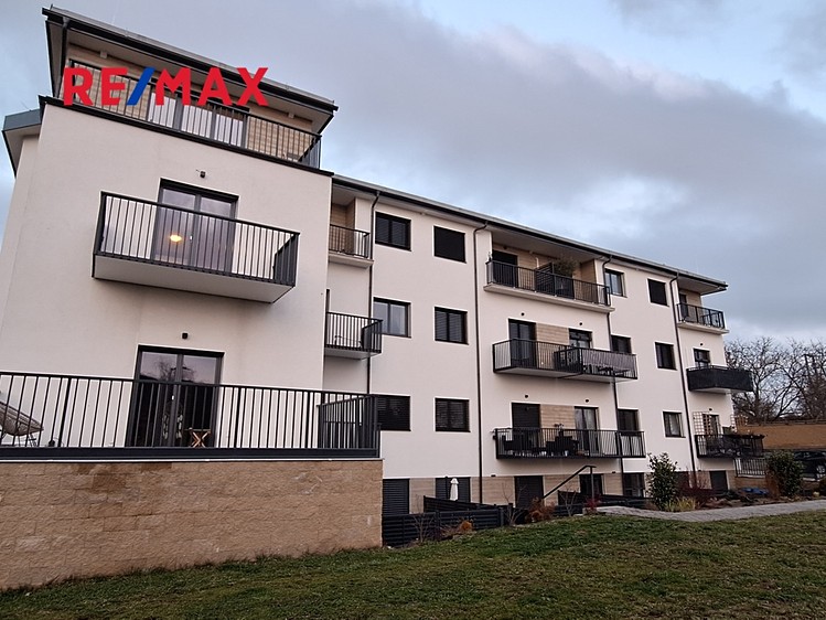 Pronájem garážového stání 15 m² - foto 1