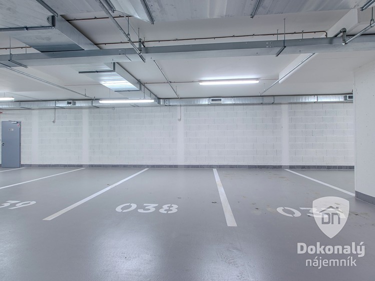 Pronájem garážového stání 15 m² - foto 1