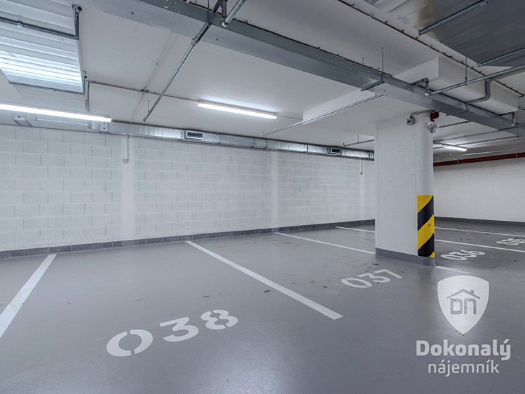 Pronájem garážového stání 15 m² - foto 2