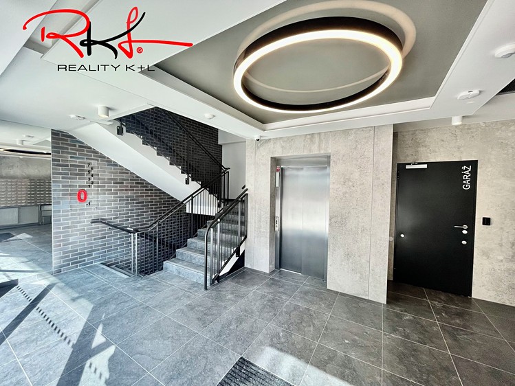 Pronájem garážového stání 15 m² - foto 1